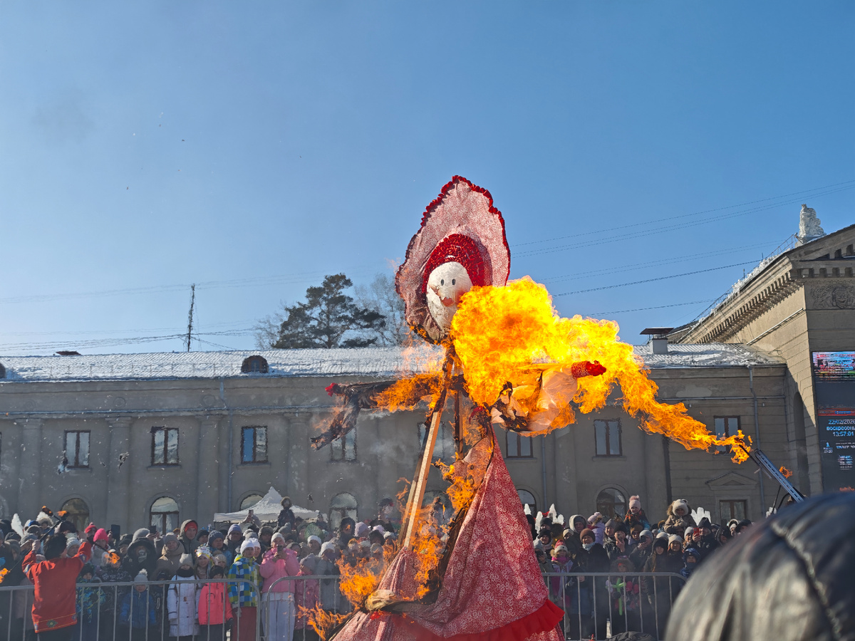 Сжигание чучела Маслиницы. Анастасия Вострецова, корр. ИА AngarskMedia