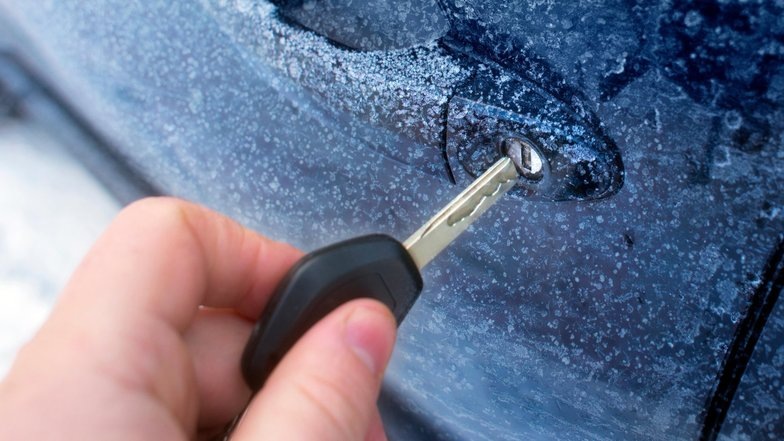    Если замерзла личинка замка, то здесь стук уже не поможет: когда вода попадает в крошечные скрытые полости, сковывая замок изнутри, нужно его отогревать. Вот только с феном придется долго возиться, поэтому лучше пытаться растопить лед в замке теплым ключом.