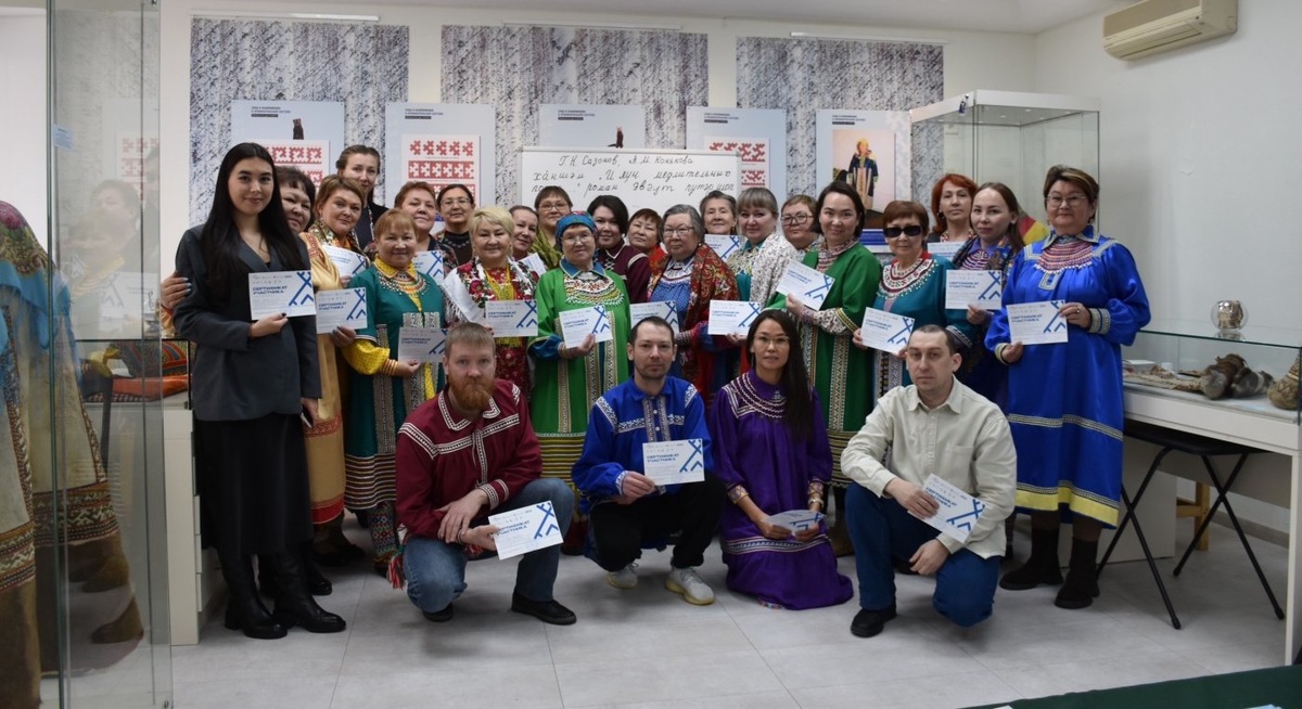    В день родного языка югорчане написали диктант на хантыйском, мансийском и ненецком