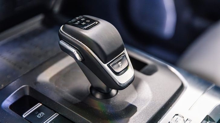    Кроссовер Haval Jolion в автосалоне на фоне графиков падения рынка новых автомобилей в России