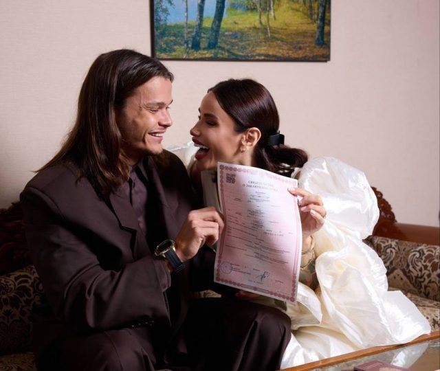    Степан Кузьменко и Айза-Лилуна Ай. Фото: @aizalovesyou / Telegram (https://t.me/aizalovesyou/17997)