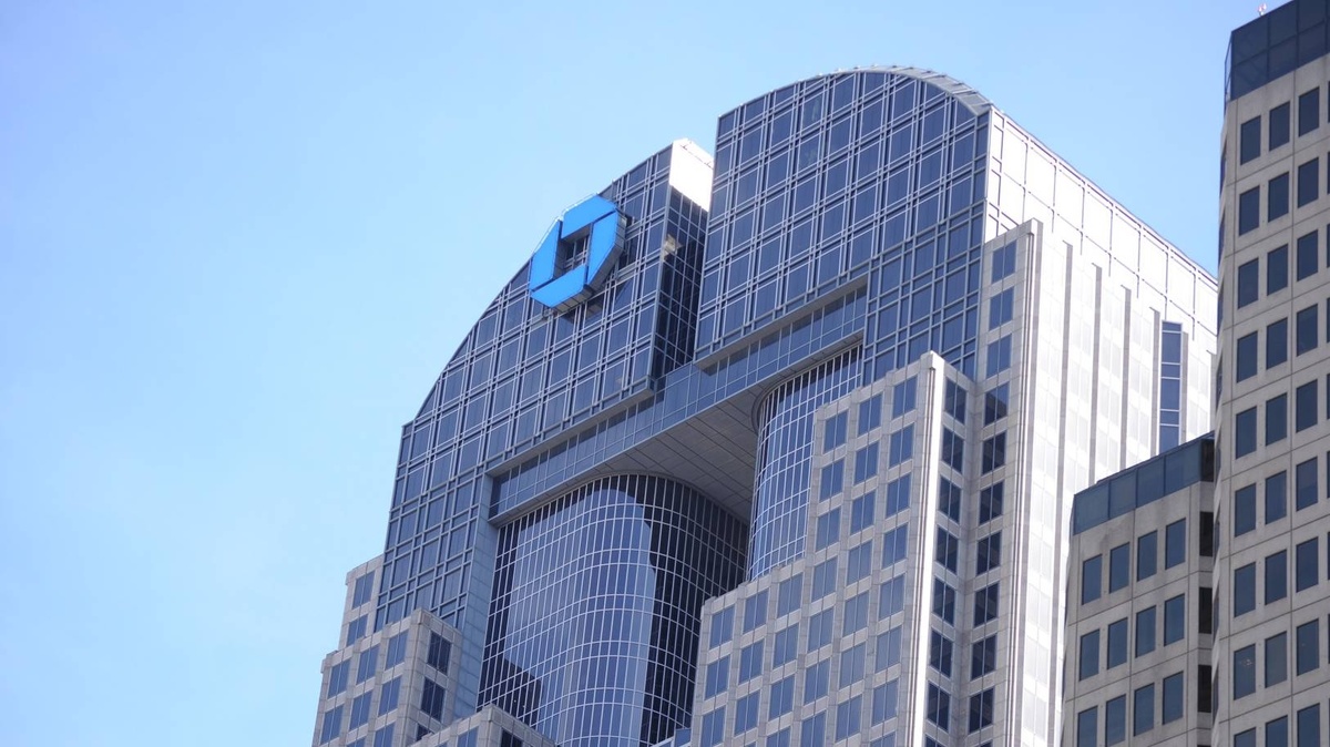     Здание банка JPMorgan Chase   
(cc) Joe Mabel