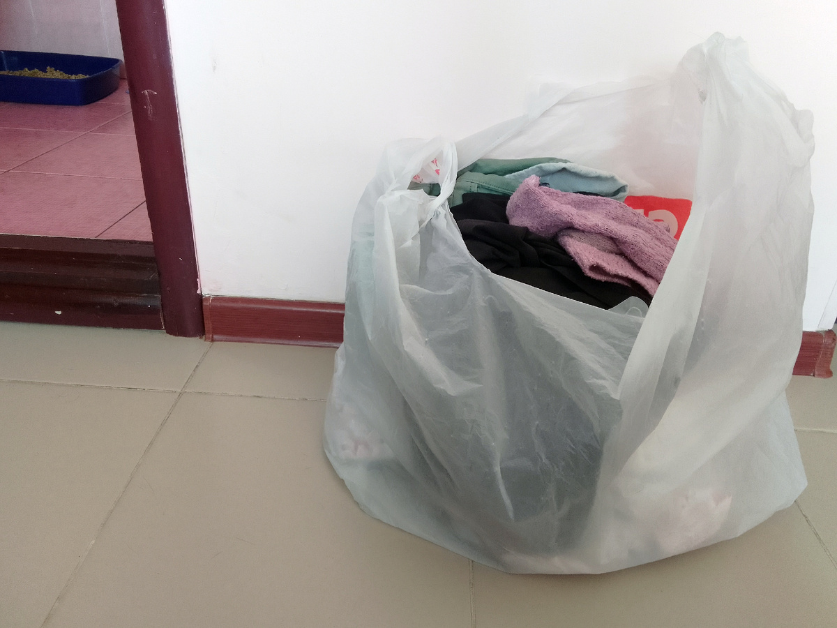 Притащил баул проблем и шмоток