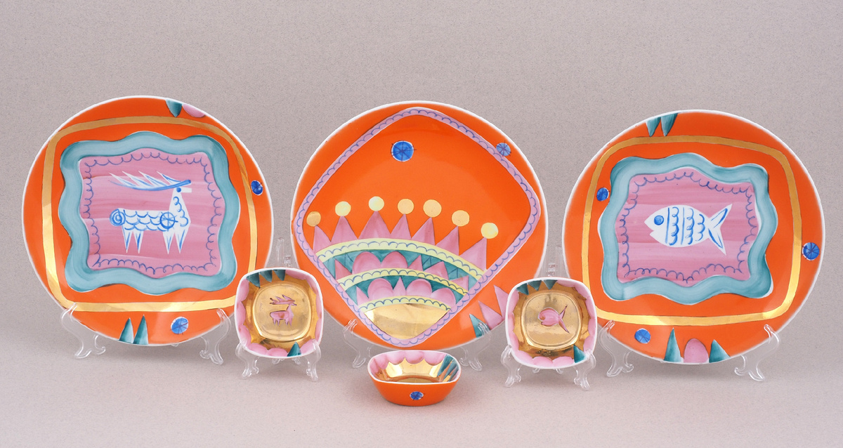 Автор — Виктор Деевич Ригин (род. 1929 г.). Блинный набор «Солнышко». Дулевский фарфоровый завод им. газеты «Правда», 1969 г. Фарфор, глазурь, крытье надглазурное, роспись надглазурная и золотом.