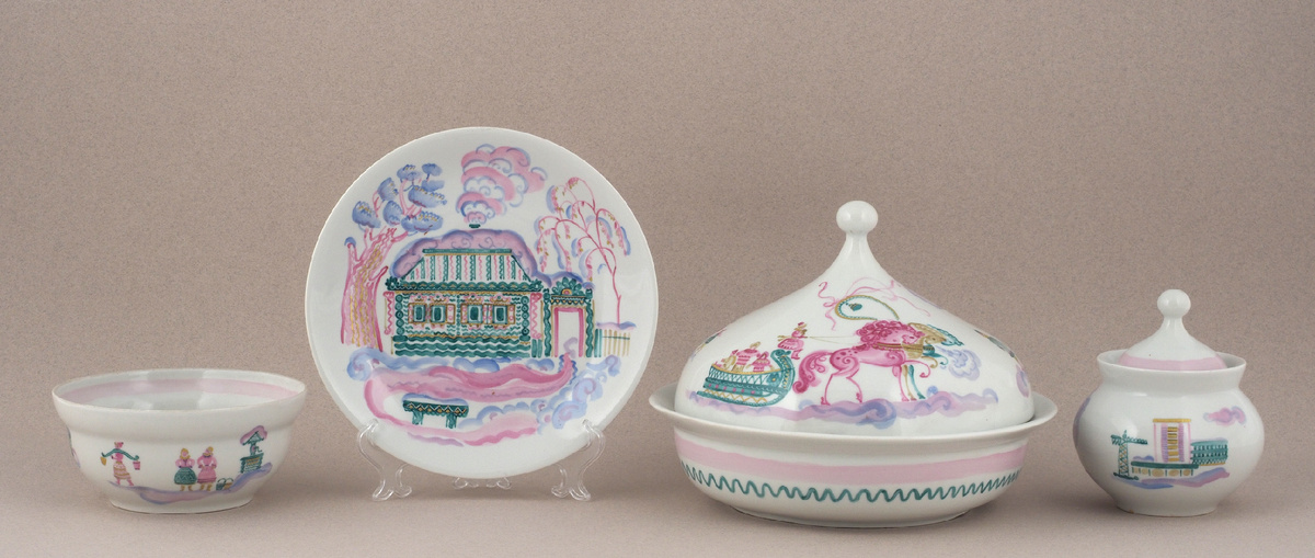 Художник — Анатолий Васильевич Строчилин (род. 1933 г.). Блинный набор «Зима».
Дулевский фарфоровый завод им. газеты «Правда», 1969 г. Фарфор, глазурь, роспись надглазурная и золотом. 
