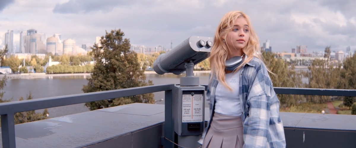     Полина на стилобате Ельцин-центра. Фото: sverdlovskfilmstudio.com