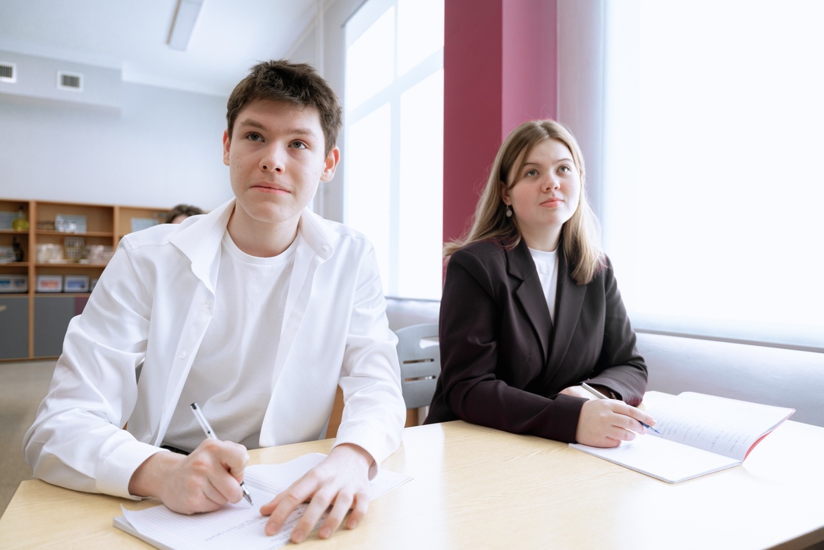 Ученик 10 класса не справился с учёбой и ушел в колледж посреди года. Источник фото: https://edu.gov.ru/press/11092/sergey-kravcov-interes-shkolnikov-k-estestvenno-nauchnym-predmetam-na-ege-priobretaet-harakter-ustoychivogo-trenda/