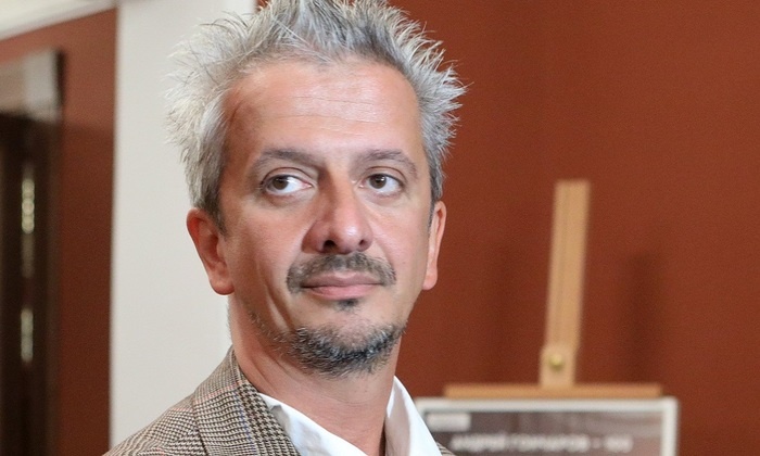    Смотрите, он ушел!