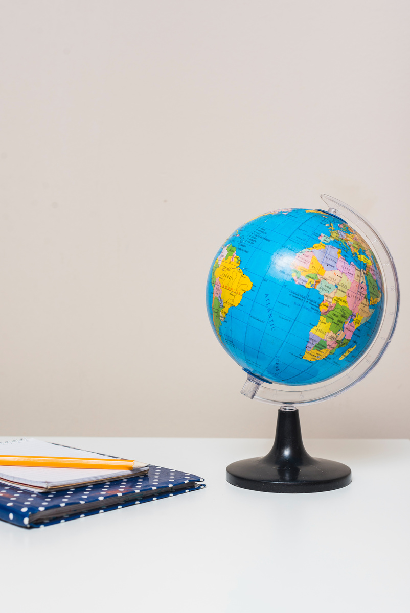 О чём молчат учебники? Где дети учатся медитировать, вязать носки и выживать при встрече с акулой?