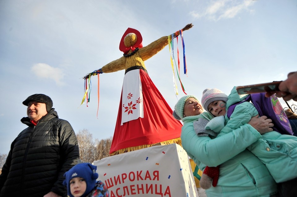    В Ярославле чучело Масленицы сожгут в парке на острове Даманский. Алексей БУЛАТОВ