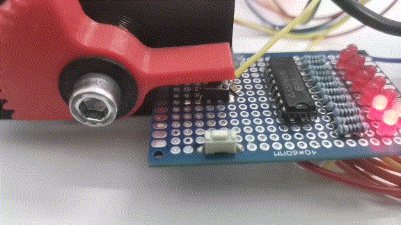 Видно как наводки от шаговика весело зажигают лишний бит. 