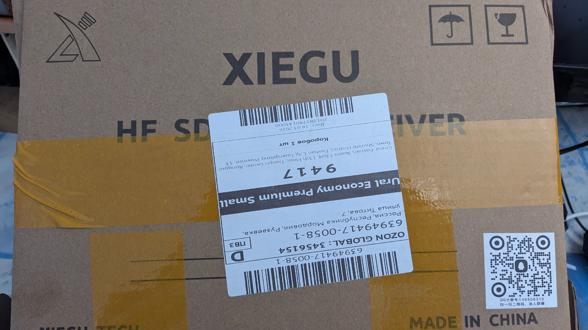 Коробка. Упакован хорошо и надёжно.