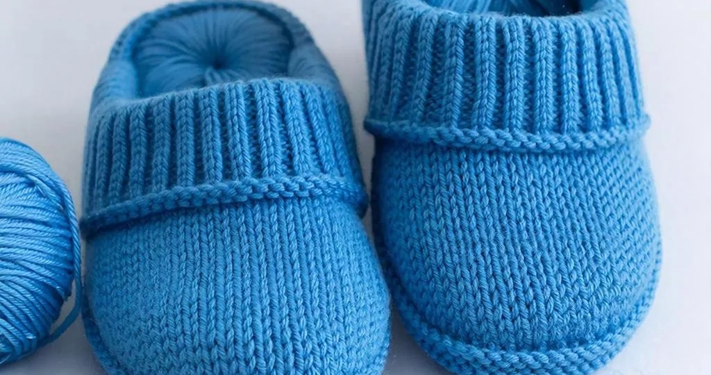 "Тепло и уют: вязаные тапочки ручной работы"