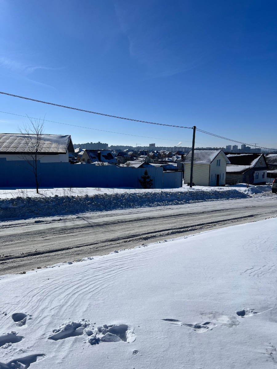 Вроде бы и близко, но идти пешком до города достаточно долго 