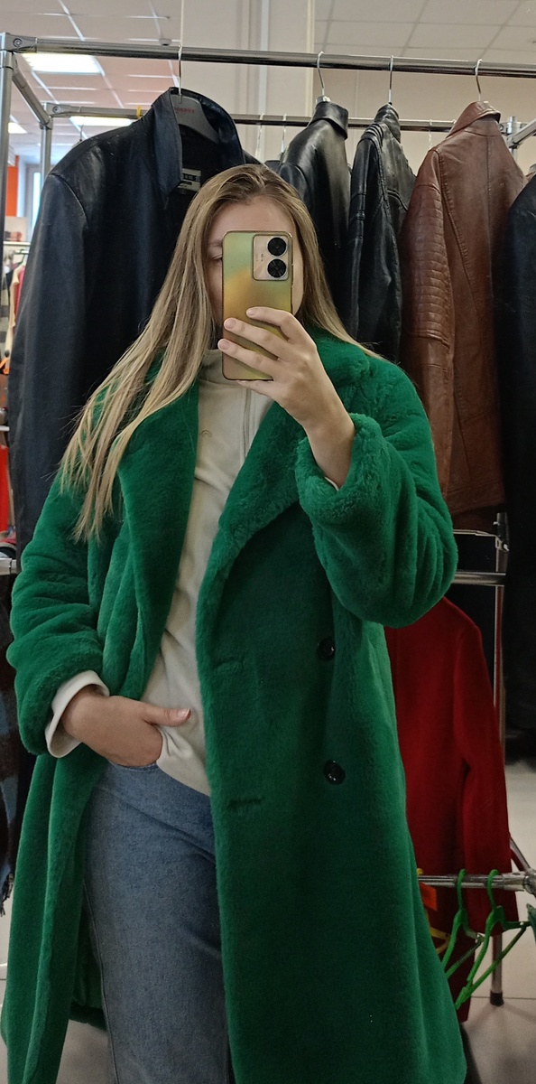 Я хоть и Телец по гороскопу не считаю, что мой цвет зелёный. Фасон по типу халата люблю, но эта "ёлочка" уже залюблена предыдущим владельцем