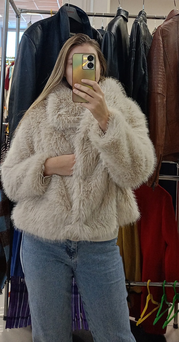 А эта шубка мне напоминает зверушку, которую срочно хочется отвезти в груминг)) но фасон, надо сказать, удачный