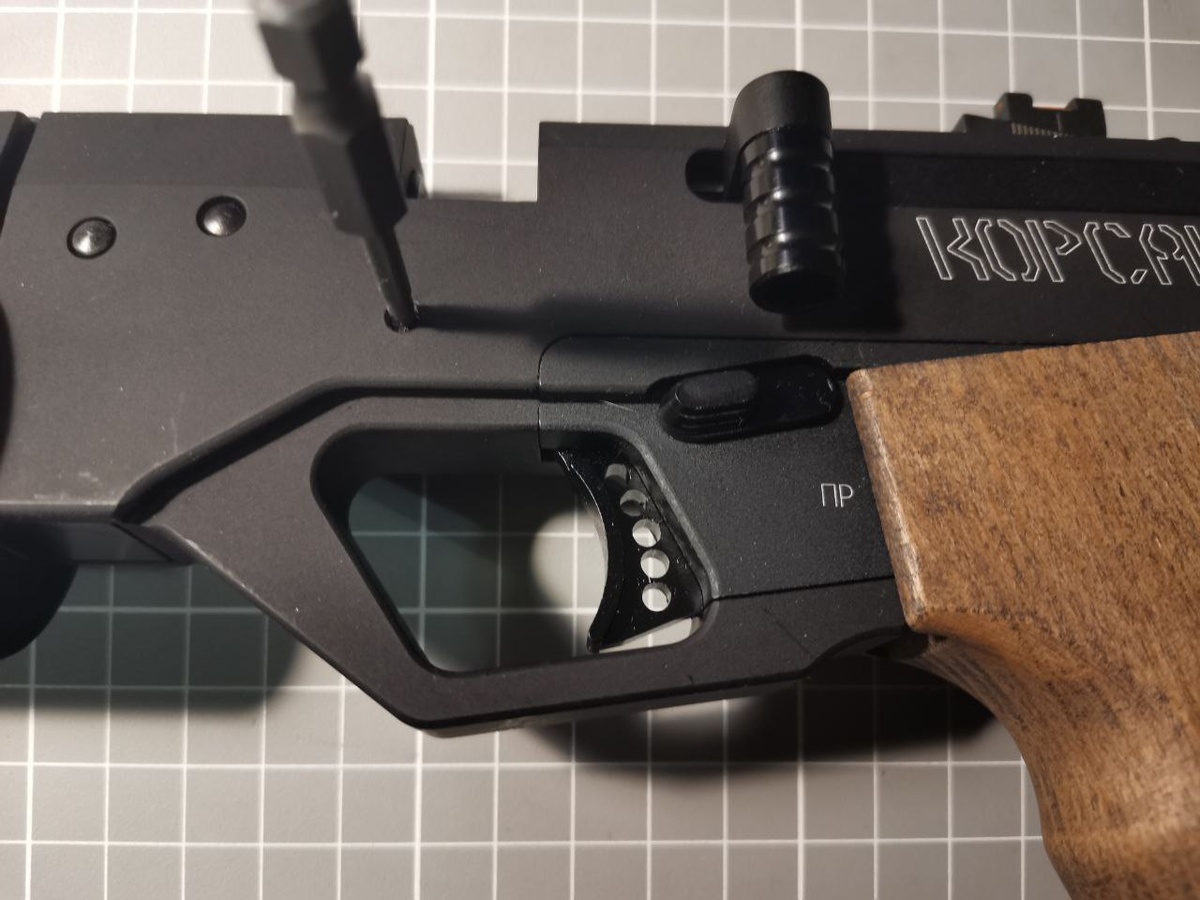 Часть воздуха вырывается из под винта-гужона на ствольной коробке