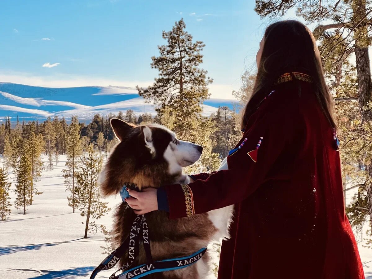    Туристы любят общение с животными в путешествиях. Мурманск. Фото: Александра Полянская, для АТОР