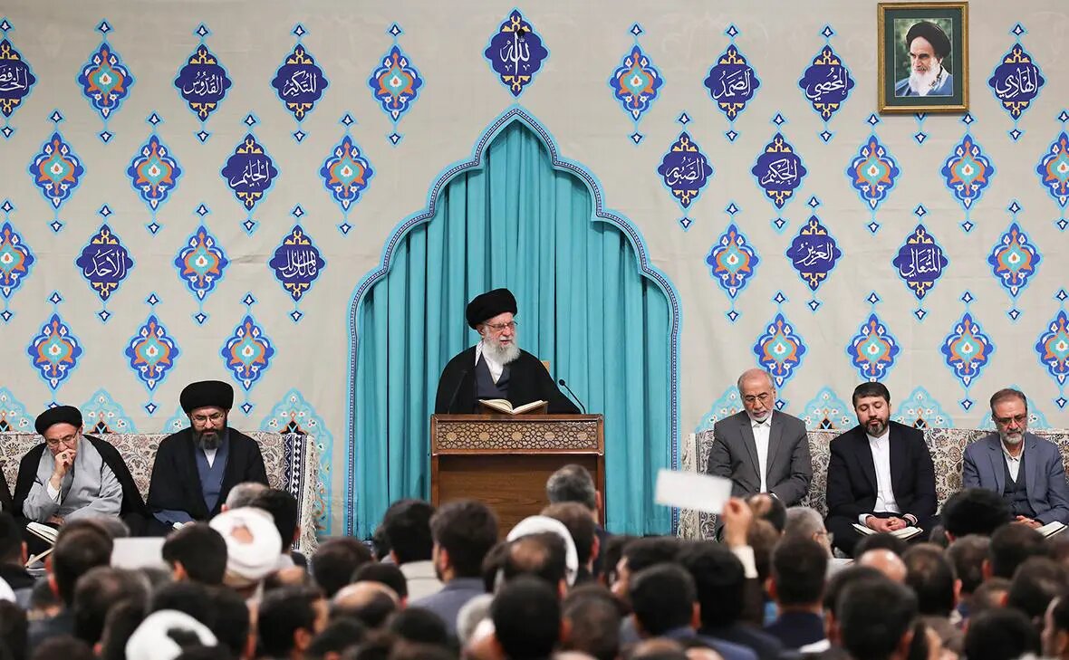   Али Хаменеи (в центре) Фото: Iranian Supreme Leader's Office / Keystone Press Agency / Global Look Press Маргарита Родионова