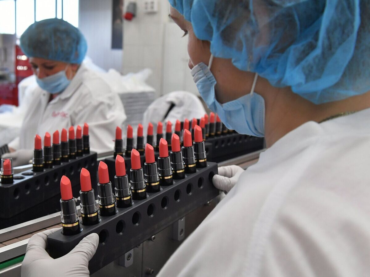    Производство губной помады© РИА Новости . Максим Блинов
