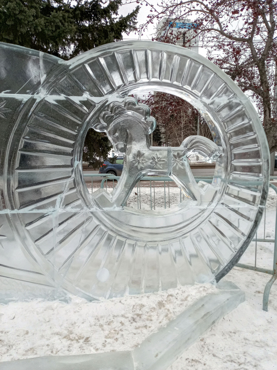 Символ года изо льда будет радовать глаз, пока солнышко не растопит его. 