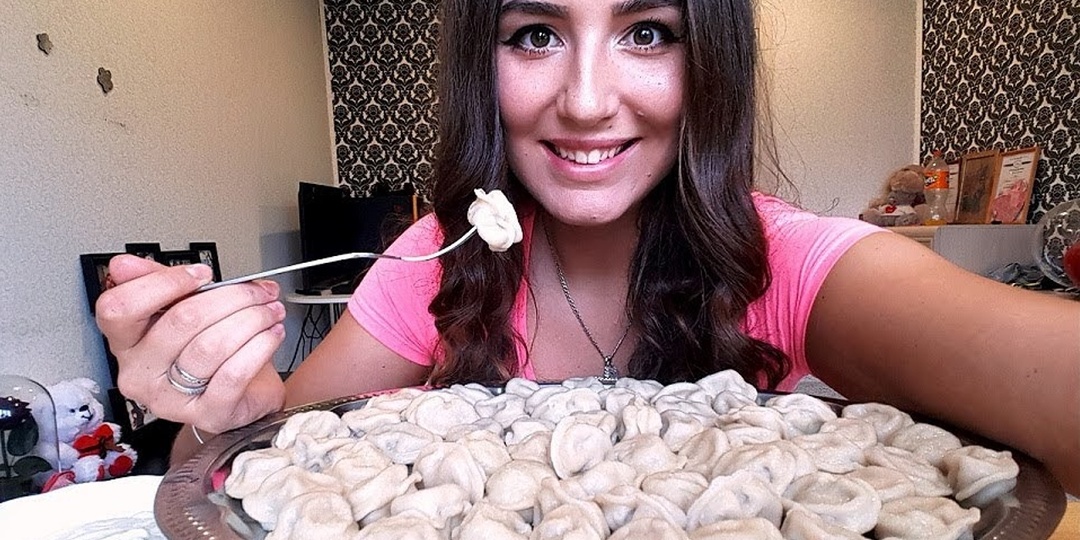 Американка Сара в шоке: почему мы льём воду в холодную воду в пельмени и как это связано со спокойной жизнью в России