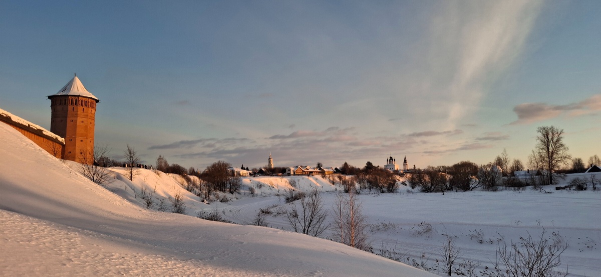 Площадка находится возле угловой башни. Вид с берега Каменки