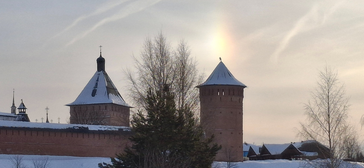 Да-да, эта самая башня, над которой висит морозная зимняя радуга – гало!
