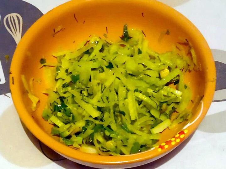 Салат из сельдерея, дайкона и авокадо