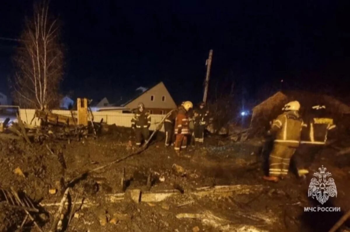    Возгорание произошло в частном доме, где находились мать, четверо детей — 3-летние и 6-летние двойняшки, пожилая бабушка и 14-летний подросток.