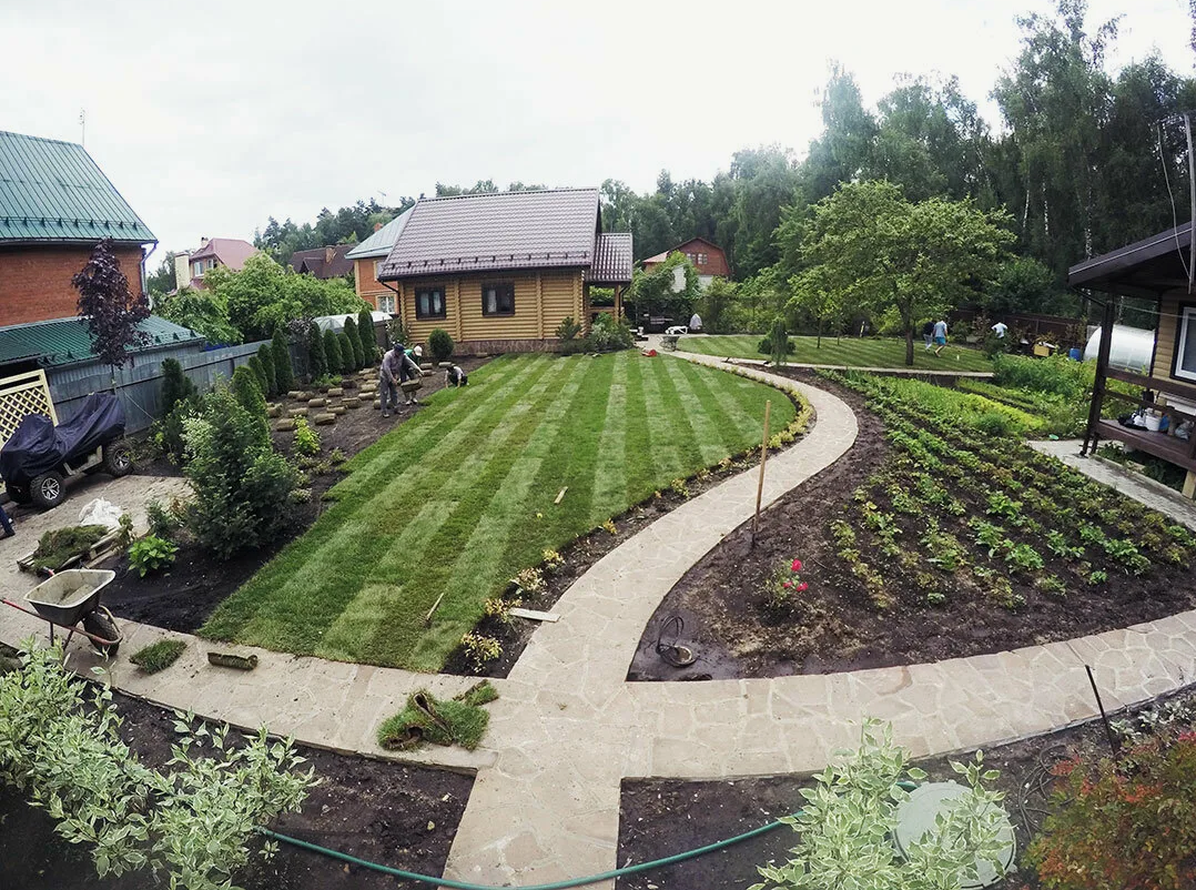 Фото из Яндекс. Криволинейные дорожки в гармоничном огороде.