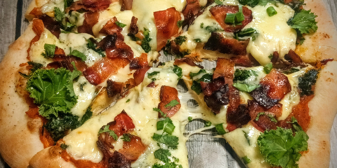 Пицца с беконом, гаудой и тыквой