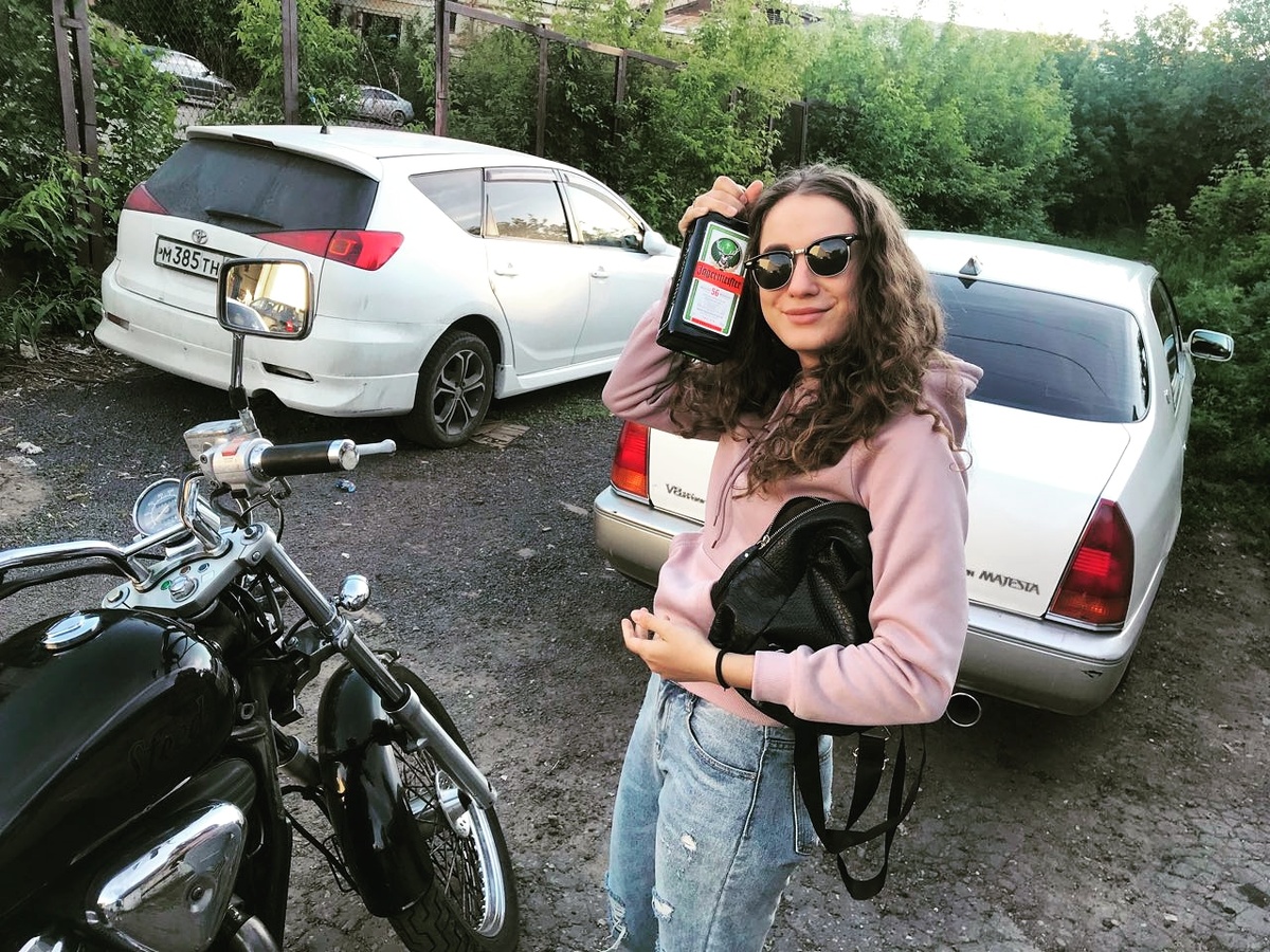 Любимая жена, наш мотоцикл и одна из первых машин - majesta 