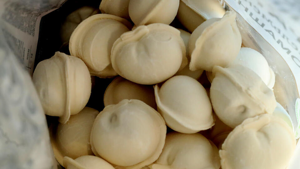     Мужчина с муляжом гранаты требовал пельмени и водку в магазине в Петербурге ИЗВЕСТИЯ/Андрей Эрштрем