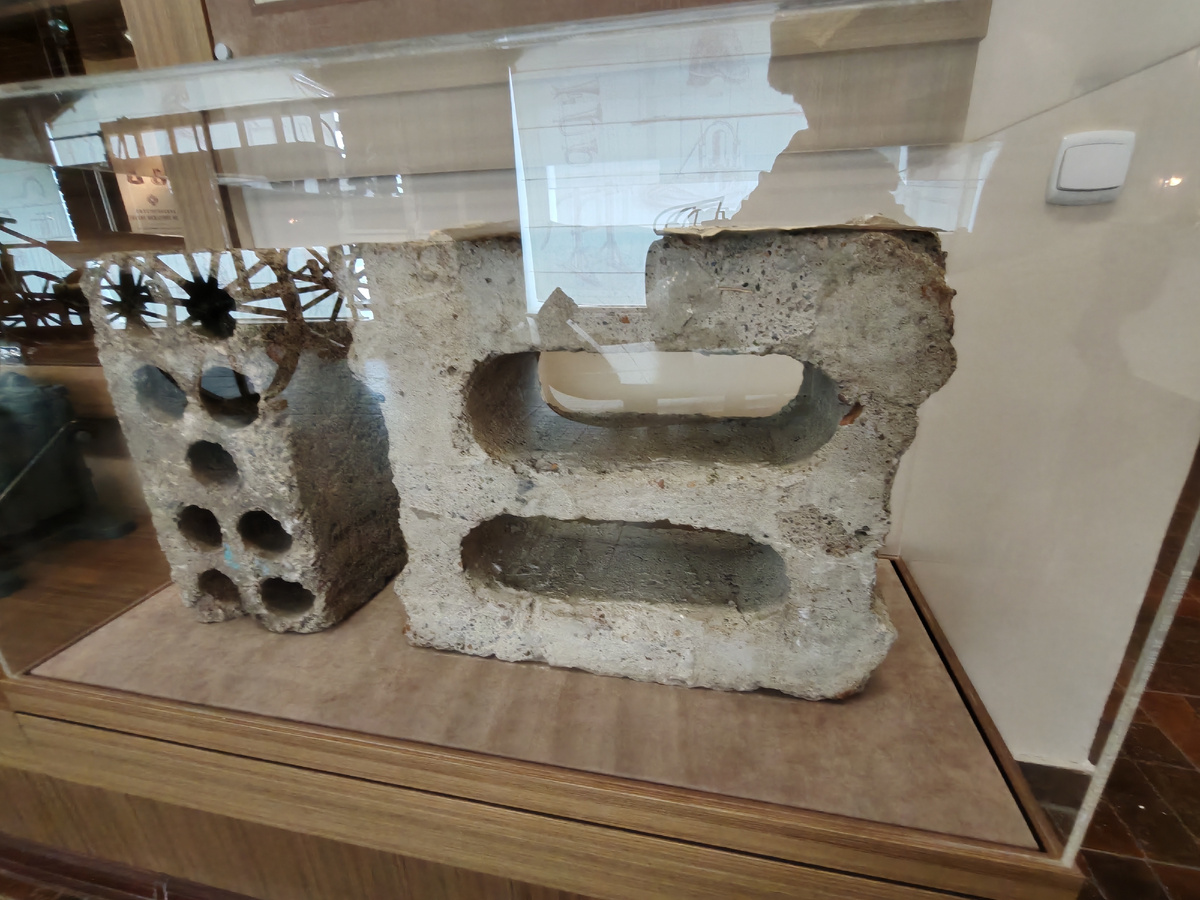 пустотелые бетонные блоки. Фото автора.