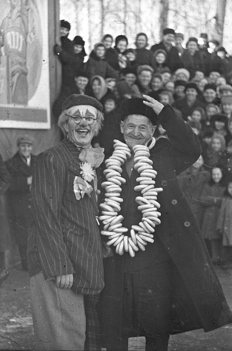    Лазарев Д.Д., пенсионер, получивший приз – связку баранок за отличную пляску «Русская» на празднике «Проводы русской зимы», с клоуном А. Спешневым. 13 марта 1962 г. Автор Л. Чебышева. Нефондовая организация фотодокументов. 0-652. Фото: Государственный архив Тульской области