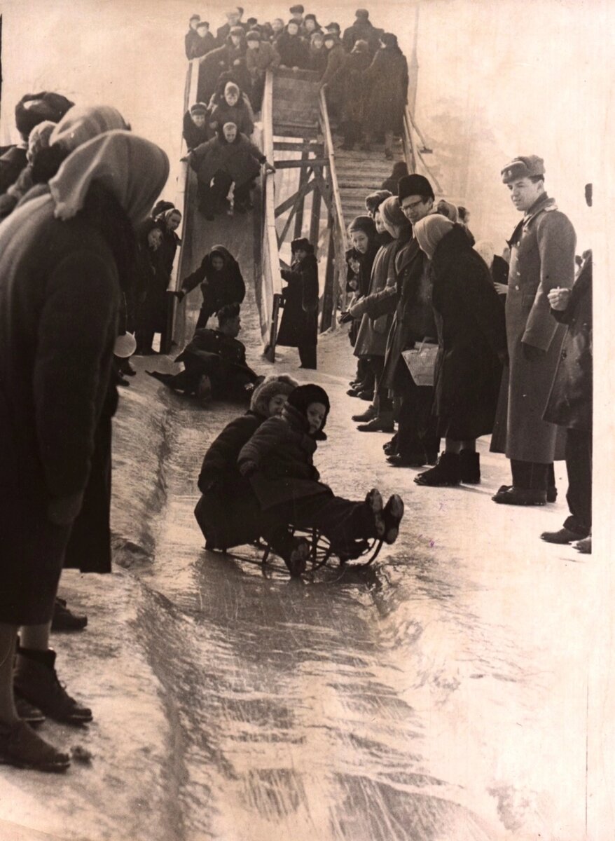    Ледяная горка в Тульском парке культуры и отдыха во время праздника «Проводы русской зимы». 1962 г. Автор Л. Чебышева. Нефондовая организация фотодокументов. П-8718. Фото: Государственный архив Тульской области