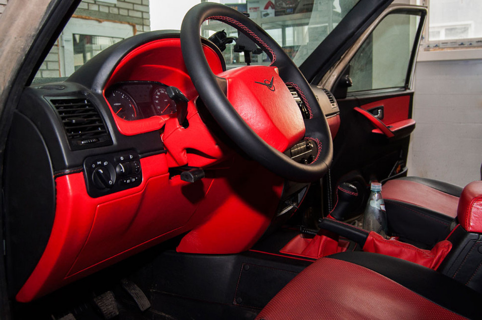 Салон у него хороший удобный и какая у него комплектация у машины