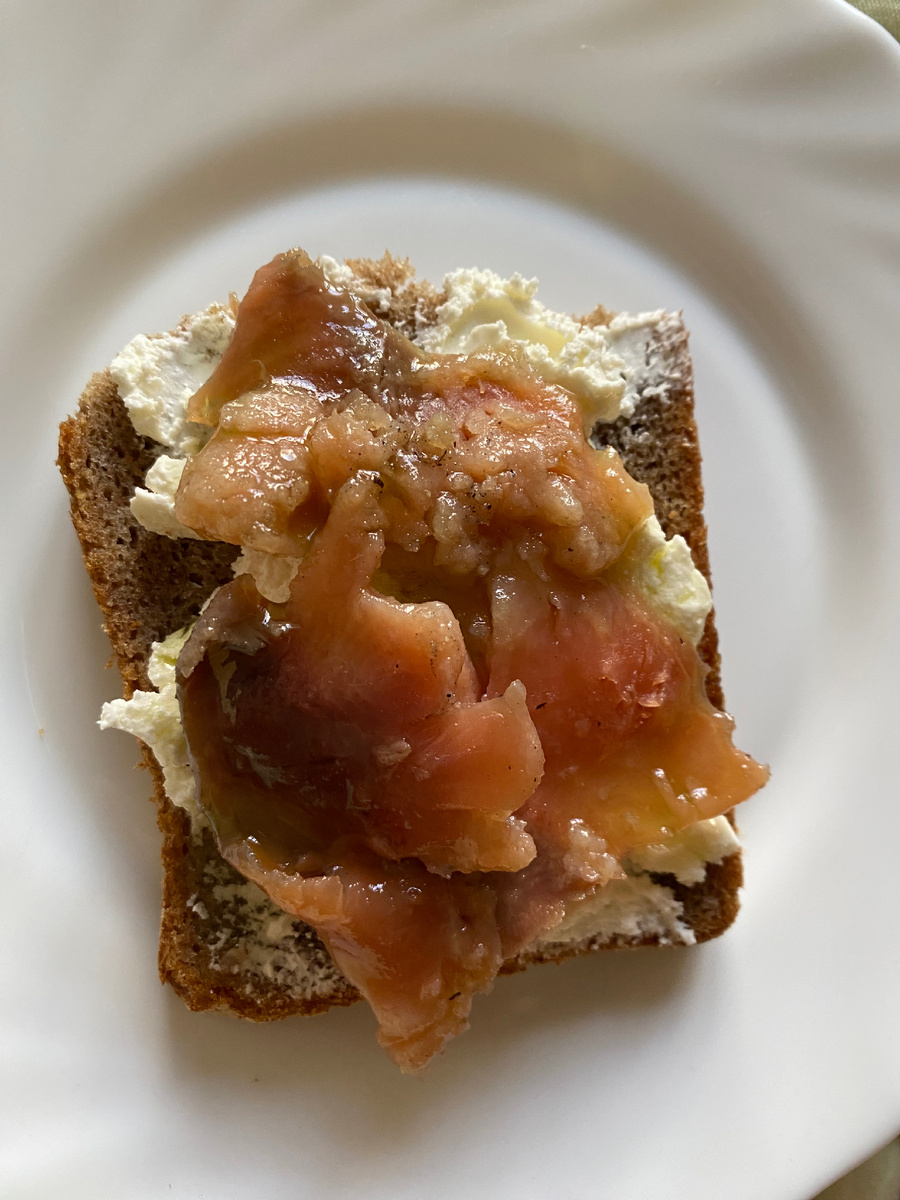 Бутер с красной рыбой и творожным сыром