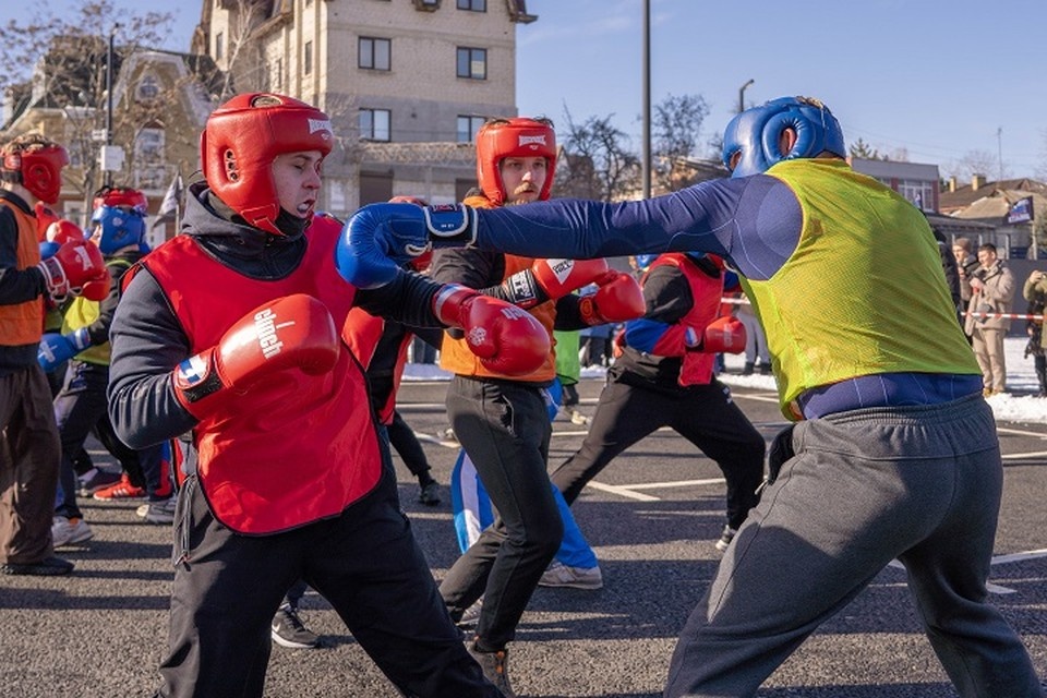    Молодежь Донецка отметила Масленицу кулачными боями и хороводами. Фото: Минмол ДНР