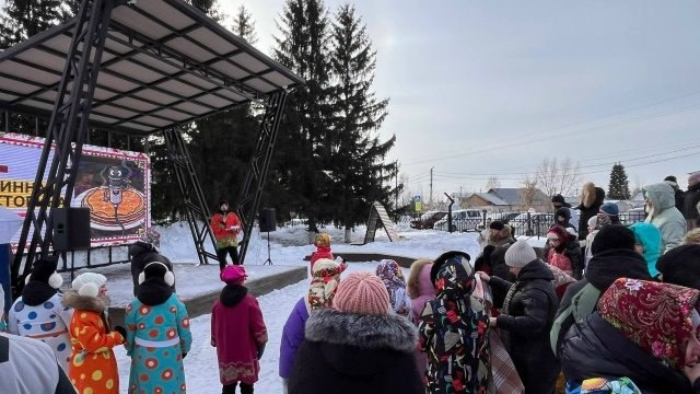 Масленицу отметили на площадке перед домом культуры Новостройки