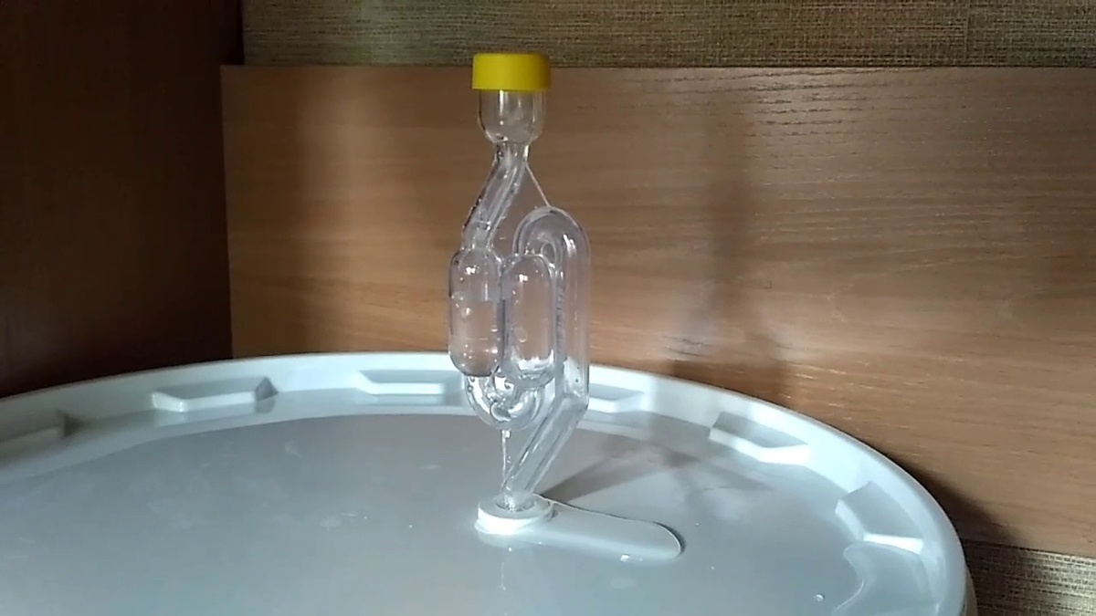 Ёмкость с гидрозатвором