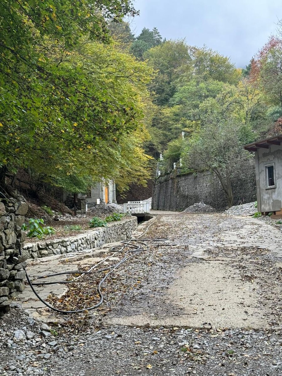 Вода полностью размыла дорогу к горному монастырю в Крыму