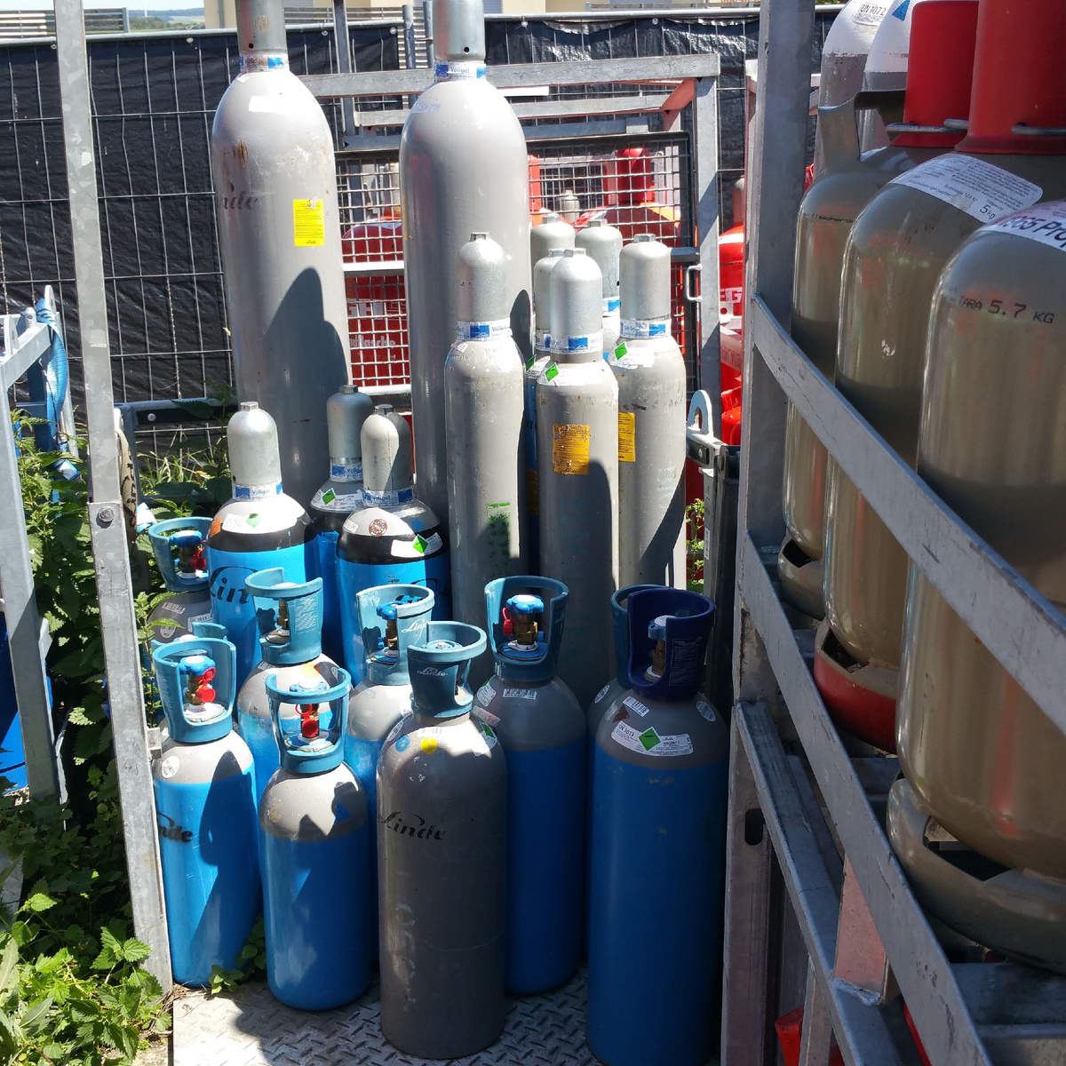 Почему сжатые газы хранят в баллонах?