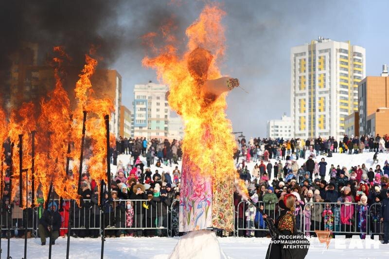    Фото в материале ЕАН / Сжигание чучела в Масленицу
