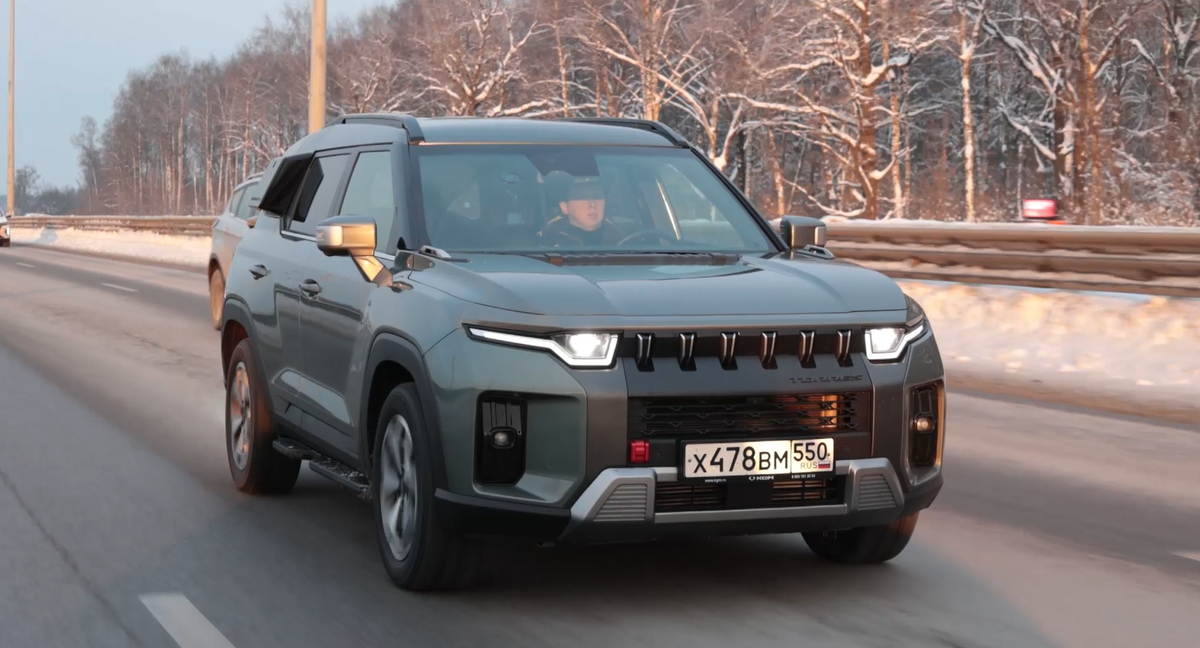 А еще KGM Torres заметно дороже китайца.