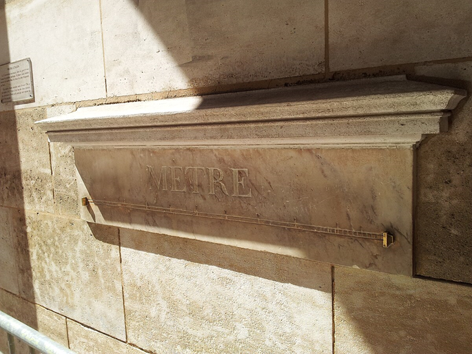 Эталонный метр из мрамора на фасаде здания, улица Вожирар, дом 36, Париж.