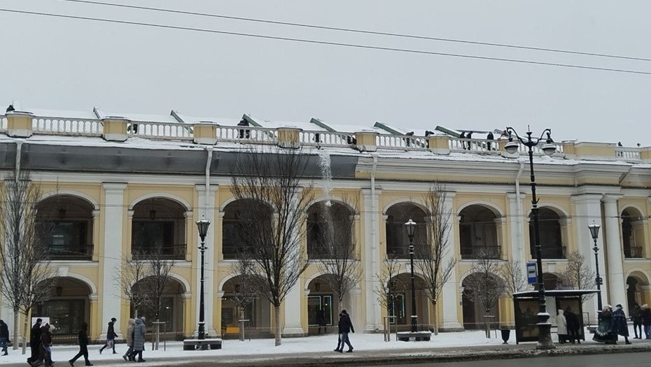    Уборка снега с Гостиного двора 22 февраля Автор фото: "ДП"