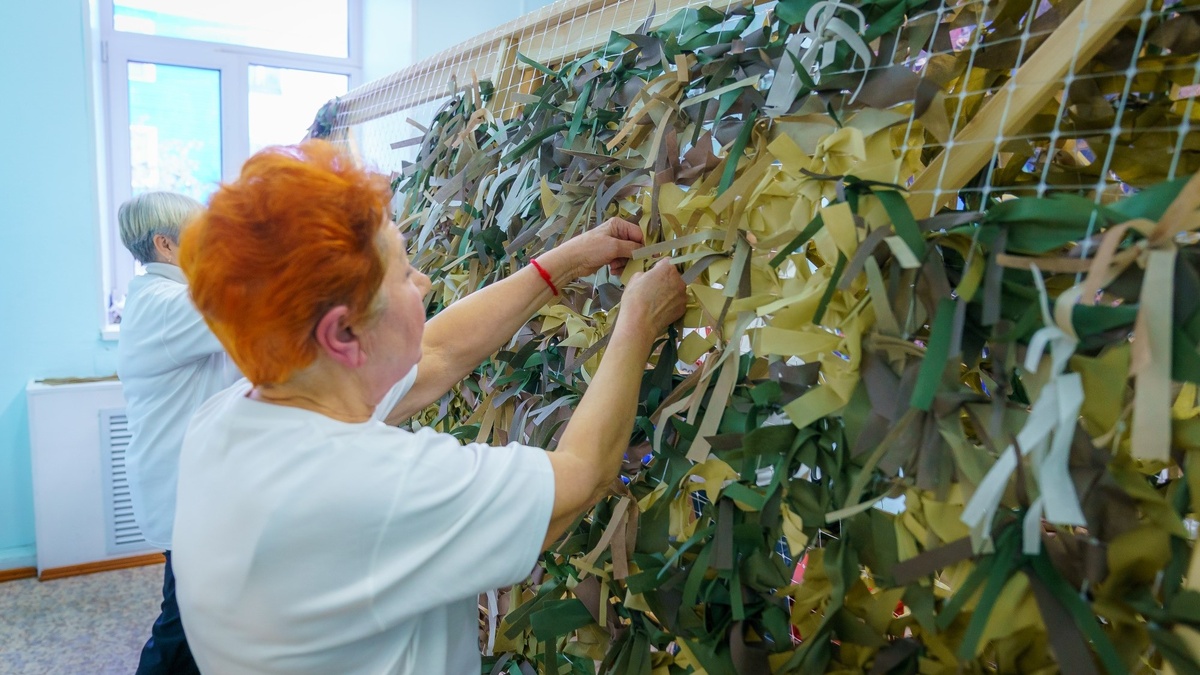    «Серебряные» волонтёры Ваховска начали плести маскировочные сети