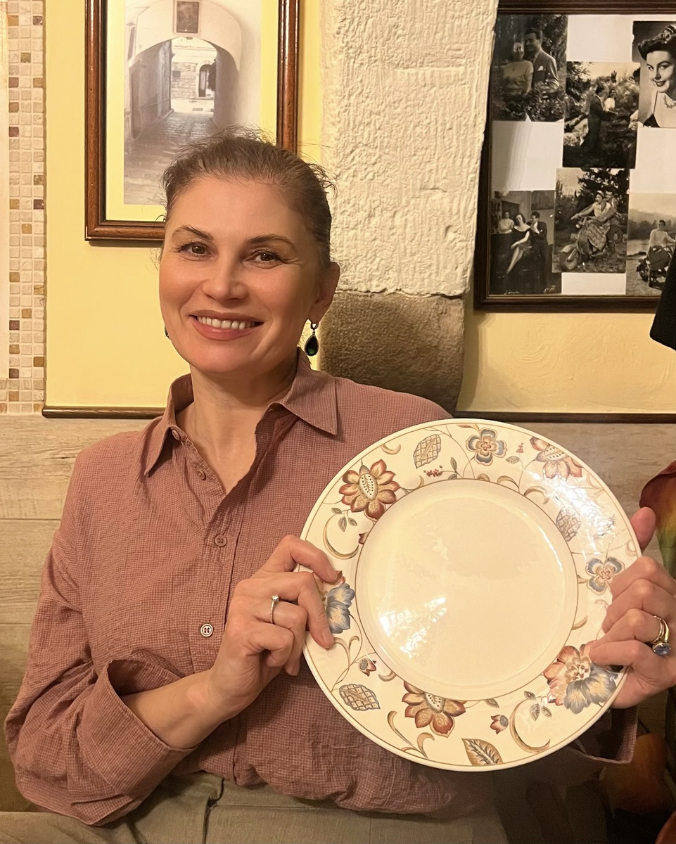 У меня талант случайно наряжаться под интерьер. На этот раз стопроцентное попадание в цвет сервиза)